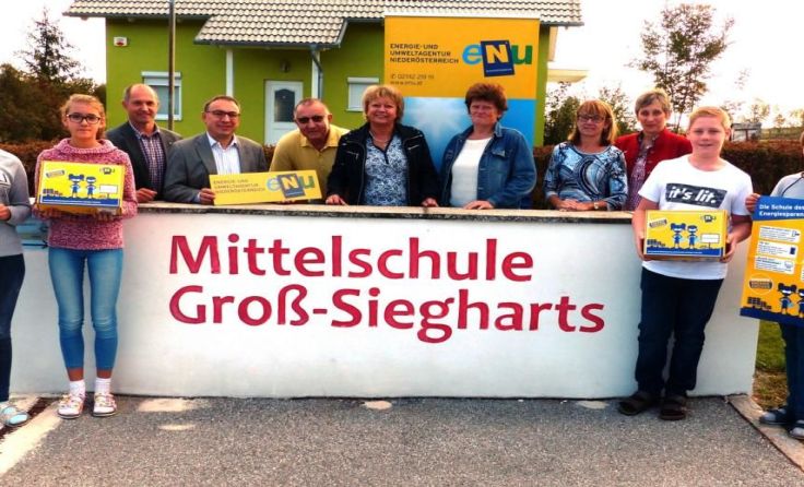 Lehrer, Schüler, Vertreter von Gemeinde und eNu beim Gruppenbild. Foto: NMS GrSh