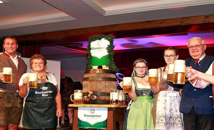 Nach dem gelungenen Bieranstich wurde gefeiert. (Fotos: Rotes Kreuz St. Roman)