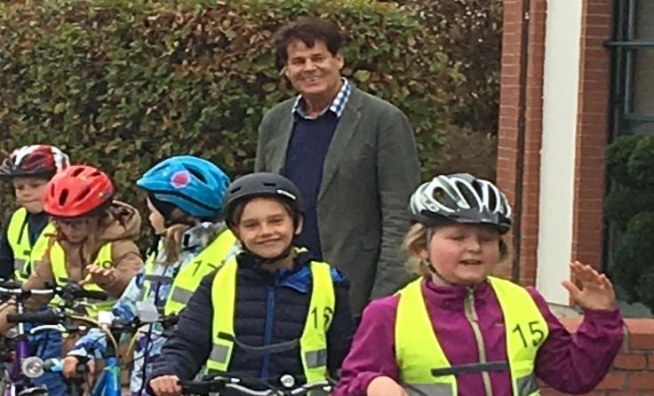 Bürgermeister Franz Angerer mit den jungen Radfahrern (Fotos: Stadtgemeinde)