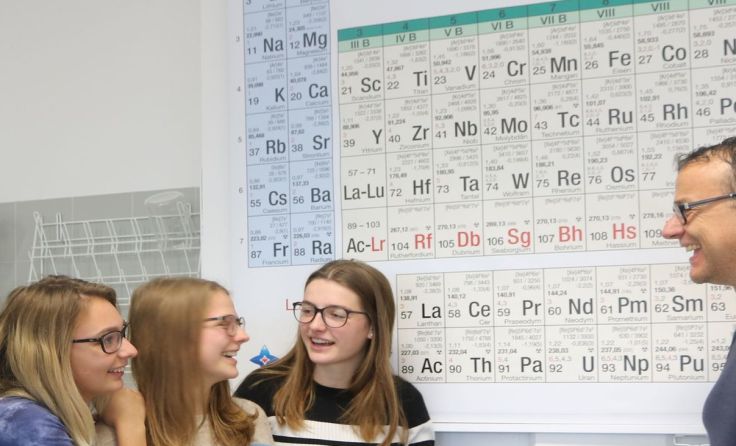 Rolf Breinbauer im Gespräch mit Schärdinger Gymnasiasten. (Foto: Gymnasium Schärding)