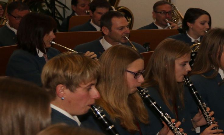 Die Zeller Musiker laden zum Konzert. (Foto: MV Zell)