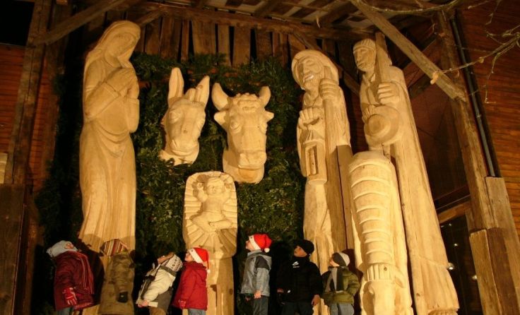 Im Innenhof des Museums Lignorama steht die höchste Holzkrippe der Welt. (Foto: Lignorama)
