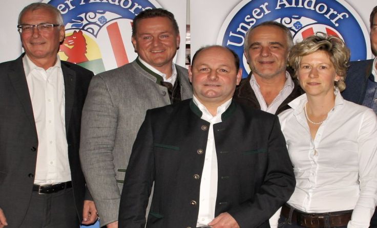Anton Bramer (Mitte) wurde als Ortsparteiobmann wiedergewählt. (Foto: FPÖ)