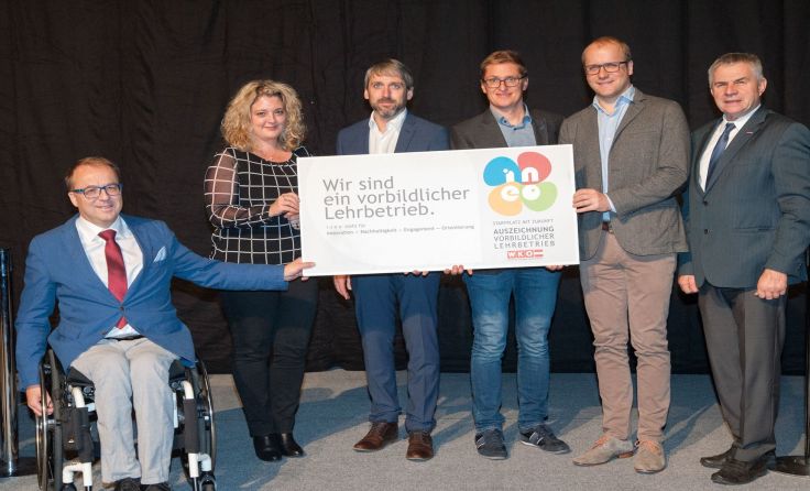 Christian Gumpinger (l.) nahm die Urkunde entgegen. (Foto: cityfoto)