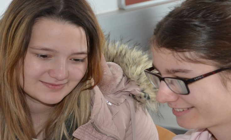 Schülerinnen der HAK-Schärding überprüfen die Echtheit des Geldes.(Foto: HAK)
