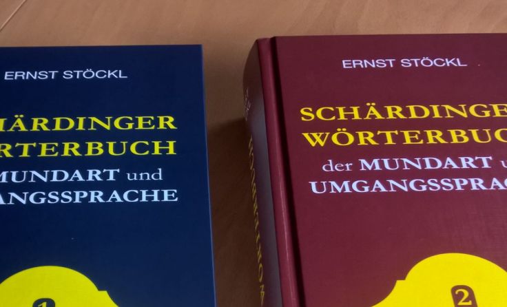 Die ersten beiden Ausgaben des Schärdinger Wörterbuches (Foto: Stöckl)