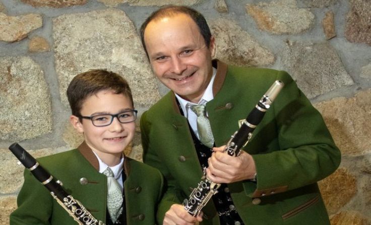 Elias Auzinger mit seinem Vater. (Foto: Christoph Mühlböck)