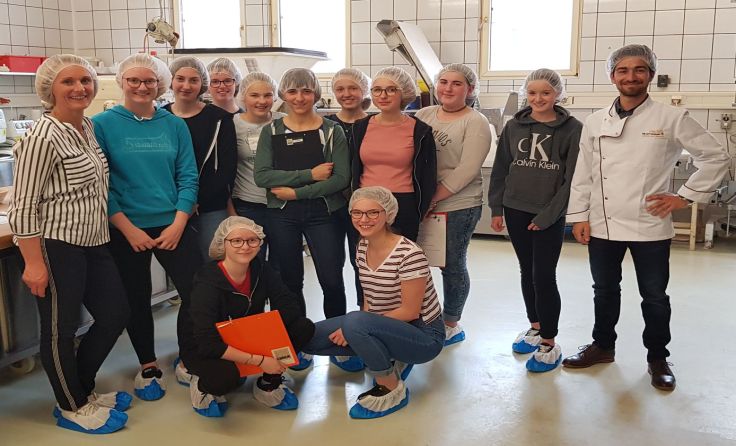 Schüler der Fachschule Andorf besuchten die Firma Buchegger. (Foto: Privat)