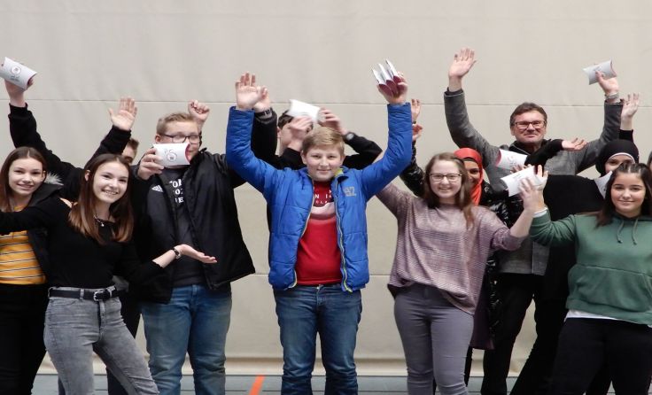 Die Schüler der Siegerklasse bekamen Gutscheine überreicht. (Foto: HAK)
