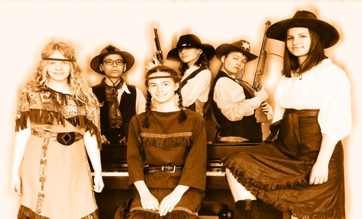 Schülerinnen als Western-Ladies (Foto: MMS Schärding)