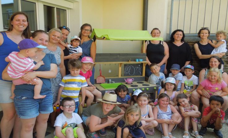 Die Kindergartenkinder dürfen sich über eine neue Outdoor-Küche freuen. (Foto: Mütterrunde)