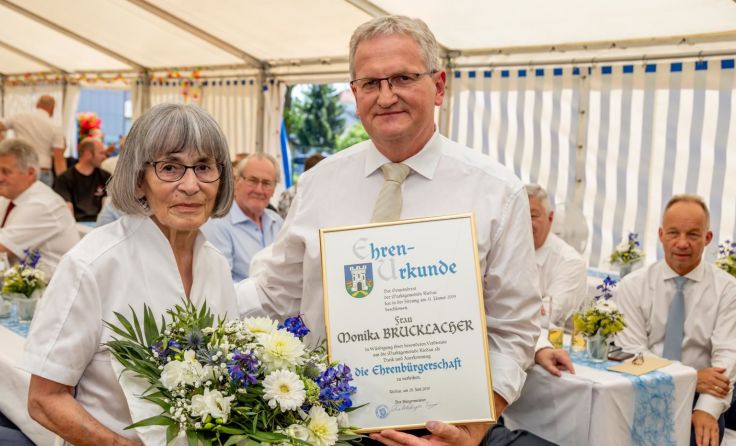 Monika Brucklacher mit Riedaus Bürgermeister Franz Schabetsberger (Foto: Leitz)