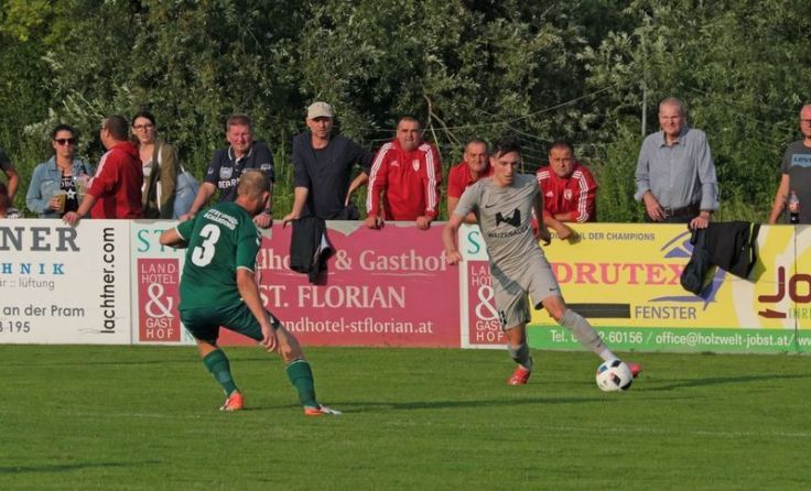 SKS-Stürmer Florian Spitzer (r.) und sein Team treffen auf die Union Senftenbach (Foto: Privat)