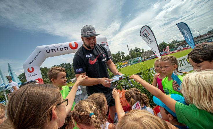 Bei den Kids waren die Autogramme von Lukas Weißhaidinger heiß begehrt. (Foto: IGLA)