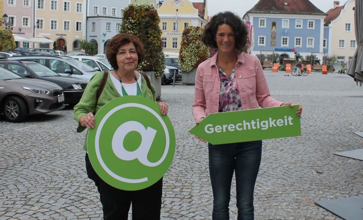 Elke Dorfer und Maria Buchmayr wünschen sich mehr Frauen in der Politik. (Foto: Tarabic)