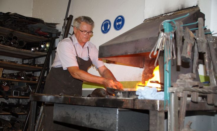 Martin Wölfleder sen. zeigte den zahlreichen Gäste die Handwerkskunst des Schmiedens.