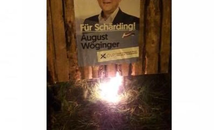 In St. Aegidi wurde ein Foto von August Wöginger angezündet. (Fotos: ÖVP)