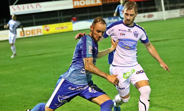 Pettenbach (blaue Dressen) freut sich auf das Derby gegen Sattledt. (Foto: Hörmandinger)
