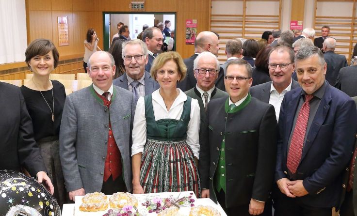 Politiker bestaunen die Geburtstagstorte. (Fotos: Land OÖ/Kaml)