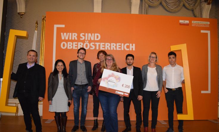 Direktorin Irene Wiesinger (4. v. r.) nahm die Auszeichnung entgegen. (Foto: HAK)