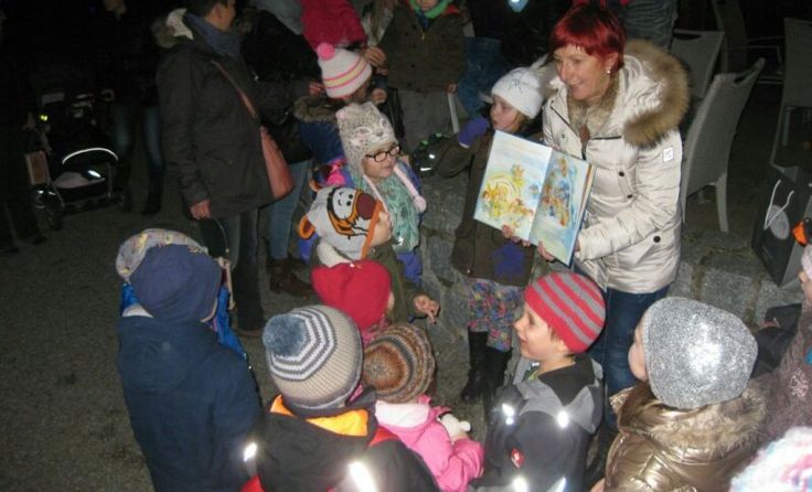 Doris Streicher, Vorsitzender der Kinderfreunde, mit Schärdinger Kindern. (Foto: Kinderfreunde)