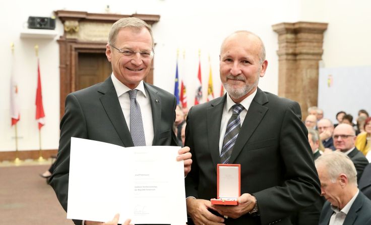 Landeshautpmann Thomas Stelzer mit Josef Peterbauer (v. l.) (Foto: Land OÖ)