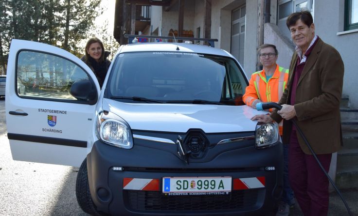 Der Bauhoffuhrpark wurde um ein Elektro-Nutzfahrzeug erweitert. (Foto: Stadtgemeinde Schärding)