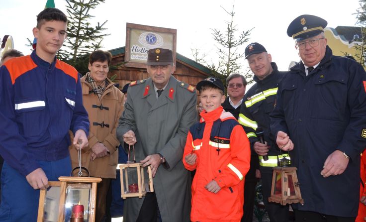 Gregor aus Schärding (3. v. r.) übergab das Friedenslicht