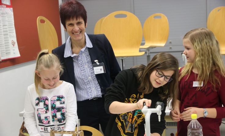 Direktorin Brigitte Reisinger (2. v. l.) mit jungen Besuchern. (Foto: Gym Schärding)