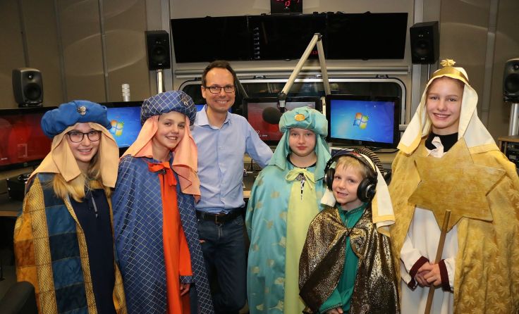 Schärdinger Sternsinger mit Moderator Günther Madlberger (Foto: Privat)
