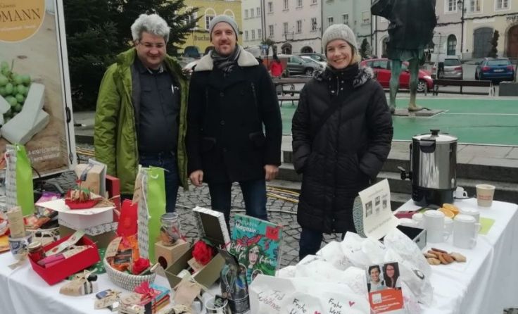 Arbeitskreismitglieder an ihrem Bauernmarktstand (Foto: AK Fairtrade)