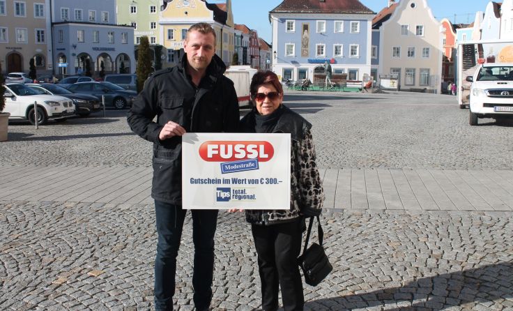 Tips-Redakteur Omer Tarabic übergibt den Gewinn an Heidrun Donauer. (Foto: Koidl)