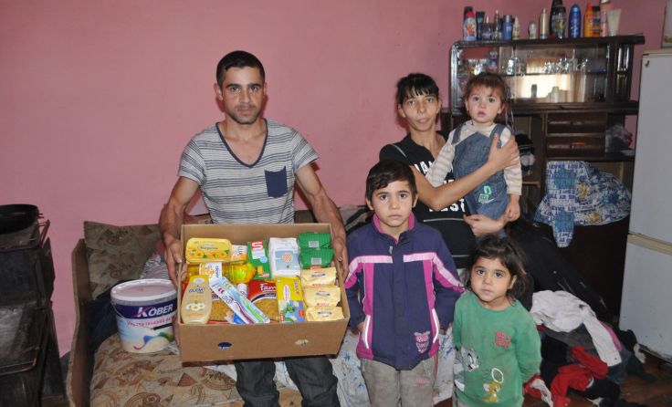 Ein Lebenmittelpaket für eine Familie aus Rumänien. (Foto: ora International)
