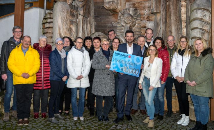 Mitwirkende des Pramtaler Advents bei der Spendenübergabe. (Foto: Lignorama)