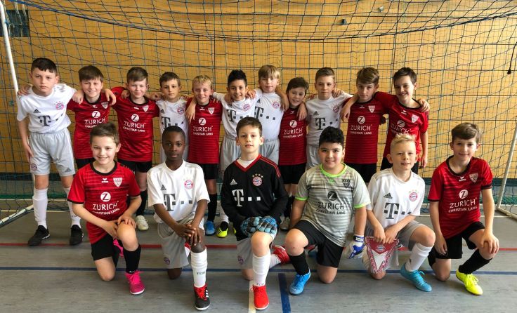 Schärdinger Kicker (rote Dressen) mit Jungs des FC Bayern München (Foto: SKS)