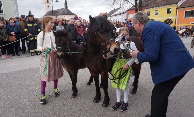 Preisverteilung durch Bürgermeister Franz Schabetsberger. (Foto: Gemeinde)
