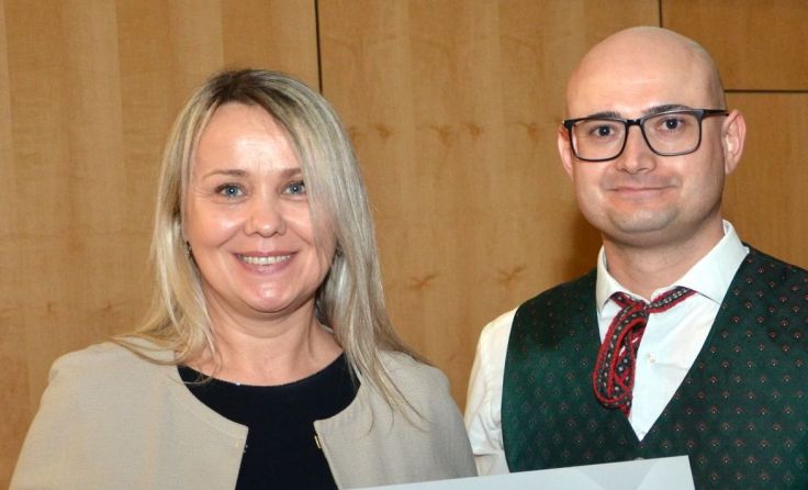 Obmann Stephan Petershofer mit Direktorin Maria Justl. (Foto: MV Dorf)
