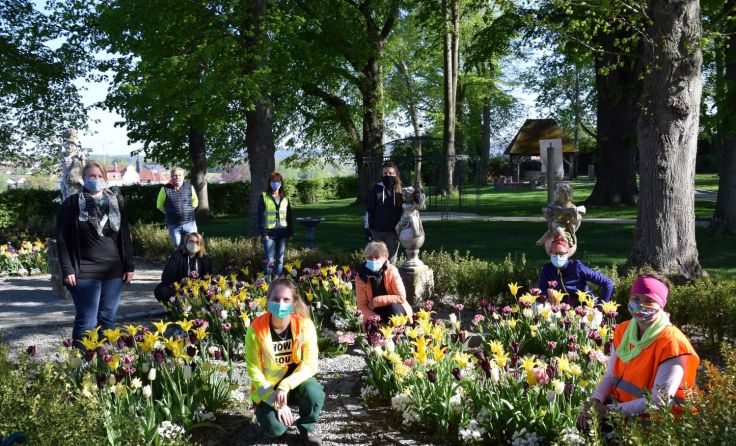 Mitarbeiter der Stadtgemeinde Schärding im Schlosspark. (Foto: Stadtgemeinde Schärding)