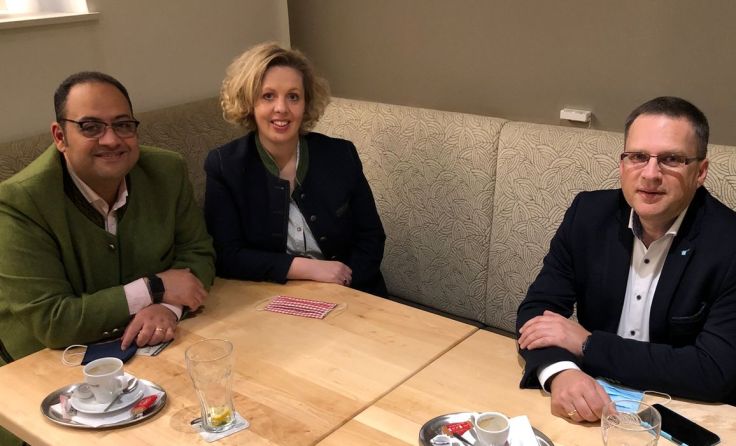 Familie Azer mit ÖVP-Klubobmann August Wöginger (Foto: ÖVP)
