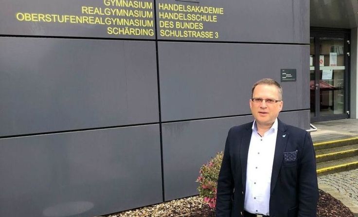 August Wöginger vor dem Gymnasium in Schärding. (Foto: ÖVP)