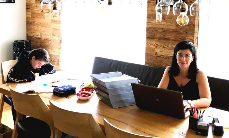 HENNLICH-Mitarbeiterin Diana Lorenz mit ihrer Tochter im Home-Office. (Foto: HENNLICH)