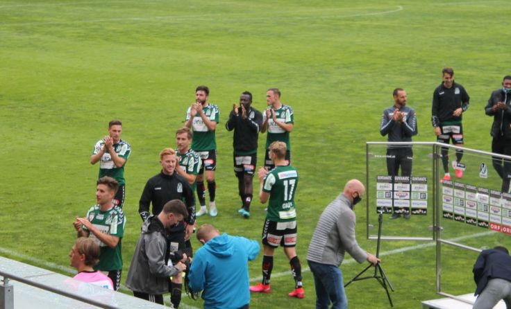 Jubel bei den Kickern der SVR nach dem Sieg gegen Kapfenberg. (Foto: Tarabic)