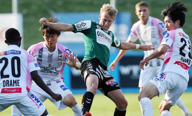 Maco Grüll (Mitte) fehlt beim Derby gegen Blau-Weiß Linz. (Foto: Gepa)