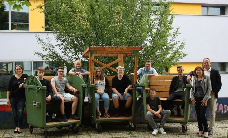 Sitzprobe: St. Marienkirchener Schüler testen die neue Sitzgruppe. (Foto: BAV)