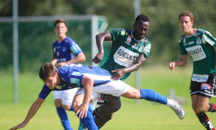 Rieds Balakiyem Takougnadi (Mitte) will gegen Wattens einen Sieg feiern. (Foto: Scharinger)