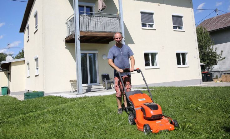 Bewohner Josef Schwendinger beim Rasenmähen. (Foto: Caritas)