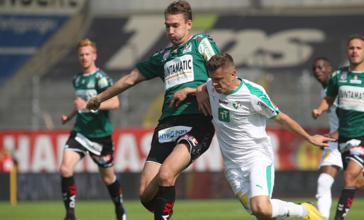 Rieds Constantin Rainer im Zweikampf mit Wattens Zlatko Dedic. (Foto: Scharinger)