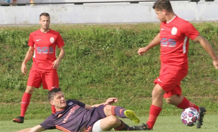 Die Kicker der Union Dorf (rote Trikots) gastieren in Gmunden (Foto: Pirkes)