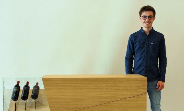 Dominik Huber mit seinem Meisterstück „slide bar“. (Foto: Lignorama)