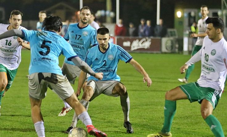 Schärding (blaue Dressen) verlor gegen Bad Wimsbach mit 1:2. (Foto: Hörmandinger)